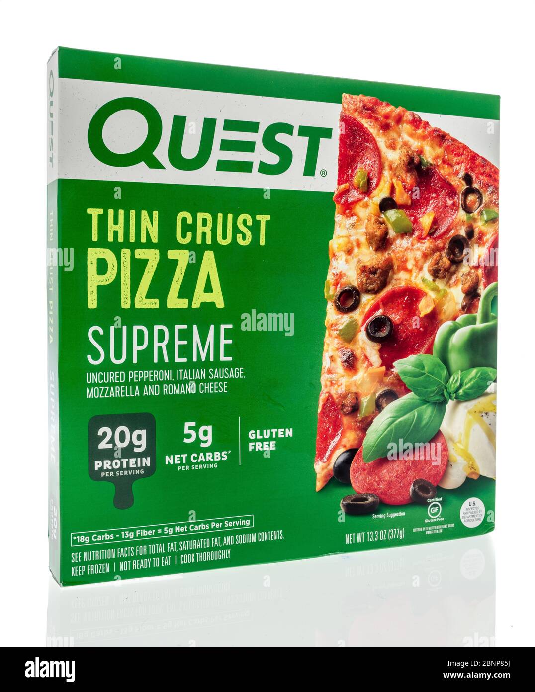 Winneconne, WI - 15. Mai 2020: Ein Paket von Quest dünne Kruste Pizza auf einem isolierten Hintergrund Stockfoto