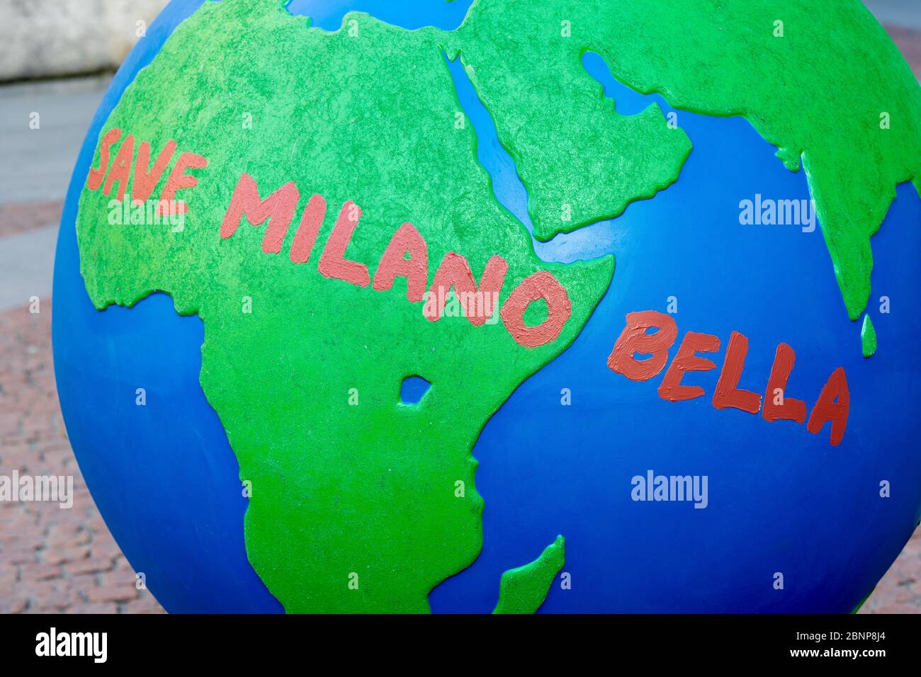Mailand, Italien - 4. Mai 2020: Installation des Planeten Erde Globus auf der Piazza della Scala mit der Aufschrift: Save Milano bella. WePlanet: 100 Globen für eine Lust Stockfoto