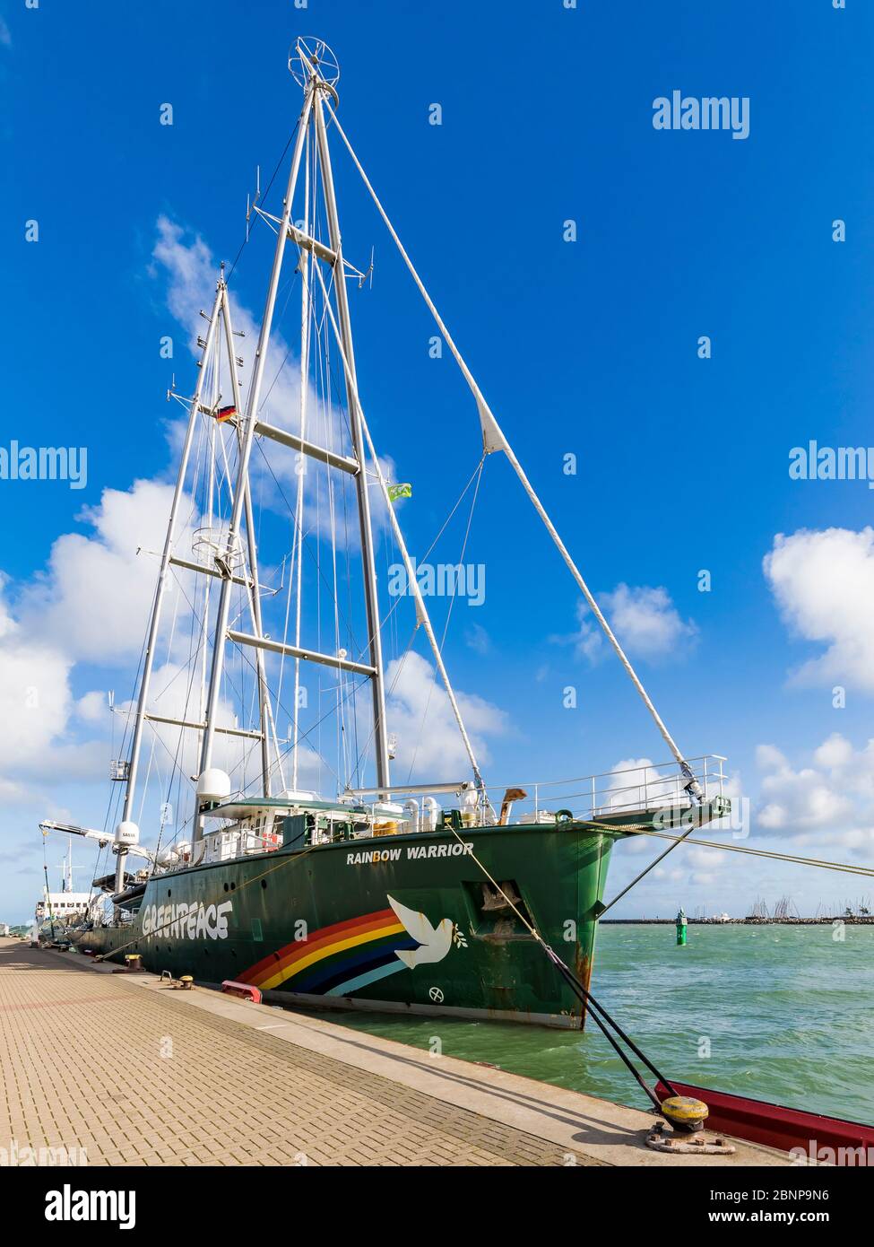 Deutschland, Mecklenburg-Vorpommern, Warnemünde, Seebad, Hafen, Rainbow Warrior III, Hightech-Motorsegelschiff, Umweltorganisation Greenpeace Stockfoto