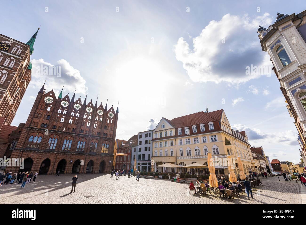 Deutschland, Mecklenburg-Vorpommern, Ostseeküste, Stralsund, Altstadt, alter Markt, Nikolaikirche, St. Nikolai, Gotisches Rathaus, Café, Restaurant Stockfoto