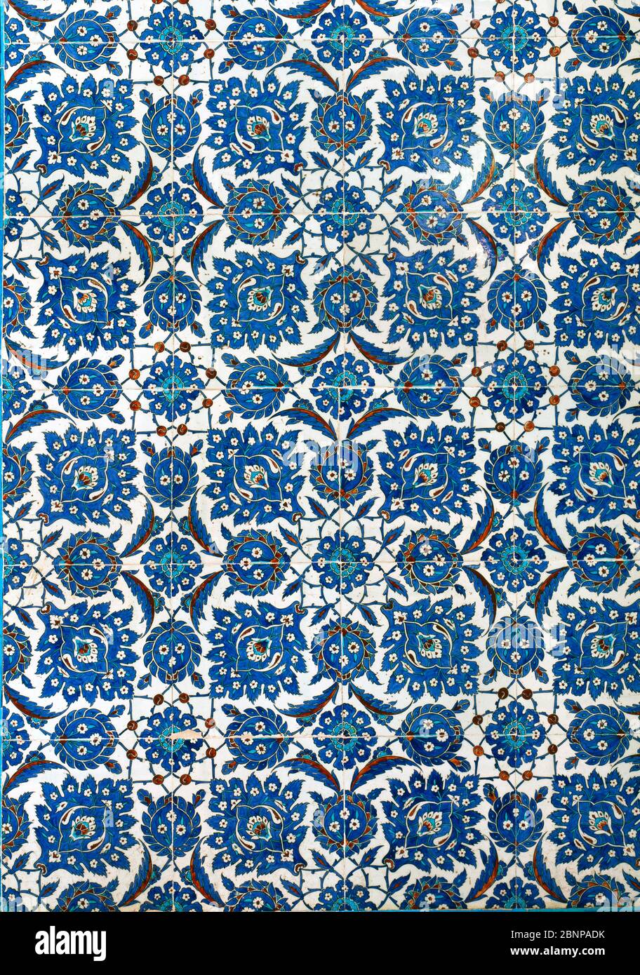 Iznik Fliesen an einer Wand in der Yeni Moschee (Yeni Camii). Istanbul, Türkei Stockfoto