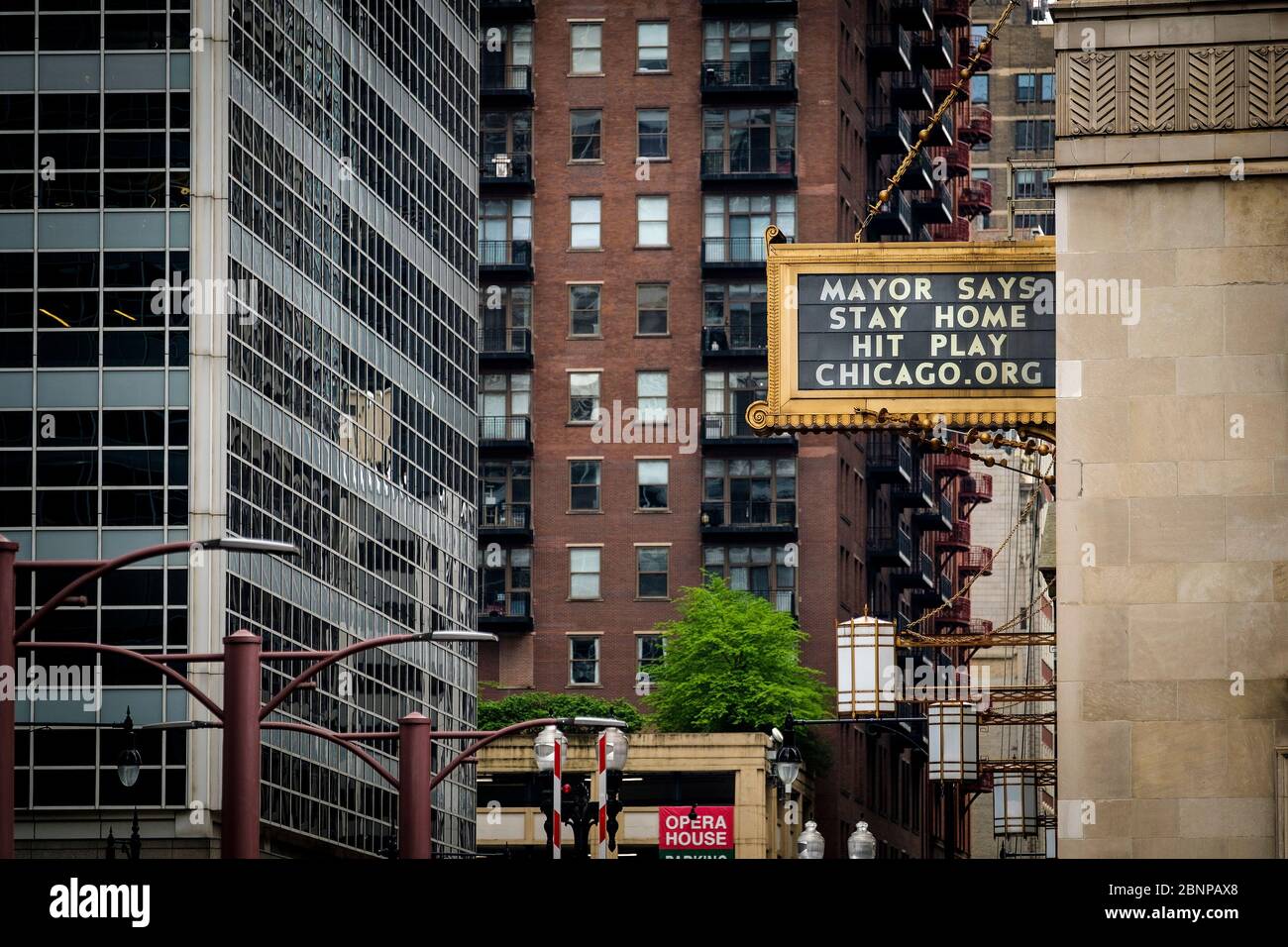Chicago, USA. Mai 2020. Ein Schild an der Seite des Civic Opera House lautet: „Bürgermeister sagt, dass er zu Hause bleibt, Hit Play“ am Freitag, den 15. Mai 2020 in Chicago, IL. (Foto: Christopher Dilts/Sipa USA) Quelle: SIPA USA/Alamy Live News Stockfoto