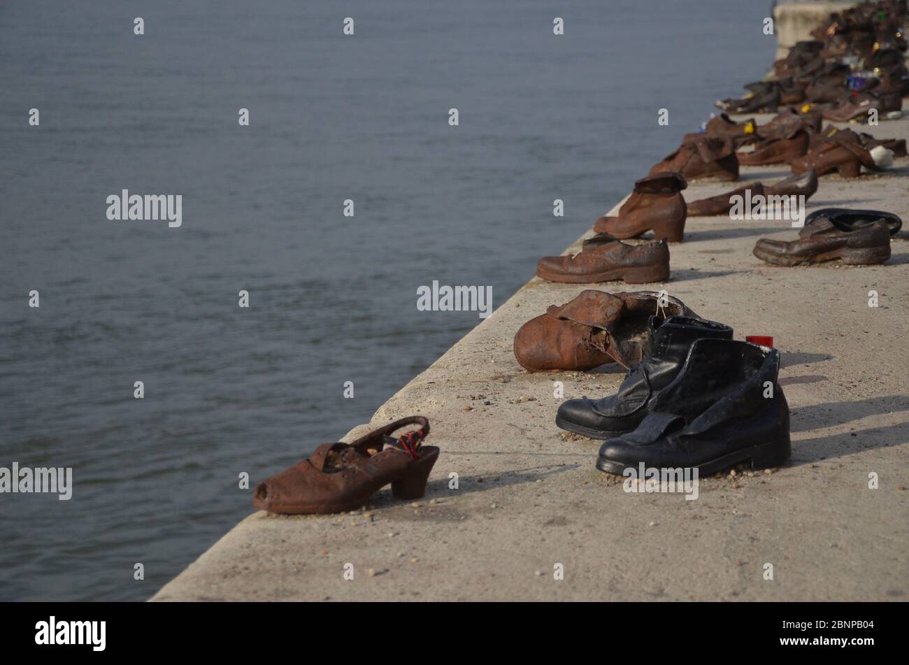 Ungarn: Schuhe am Donauufer sind ein Denkmal zu Ehren der Menschen, die während des Zweiten Weltkriegs von faschistischen Arrow Cross-Milizen in Budapest getötet wurden Stockfoto