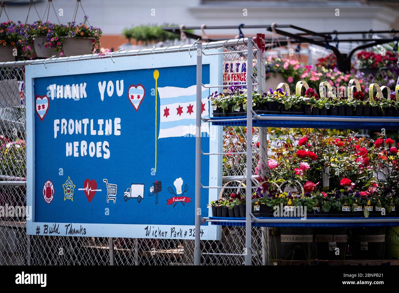 Chicago, USA. Mai 2020. Ein Schild vor einem Lowes Hardware Store dankt den Mitarbeitern vor Ort am Donnerstag, den 7. Mai 2020 in Chicago, IL. (Foto: Christopher Dilts/Sipa USA) Quelle: SIPA USA/Alamy Live News Stockfoto
