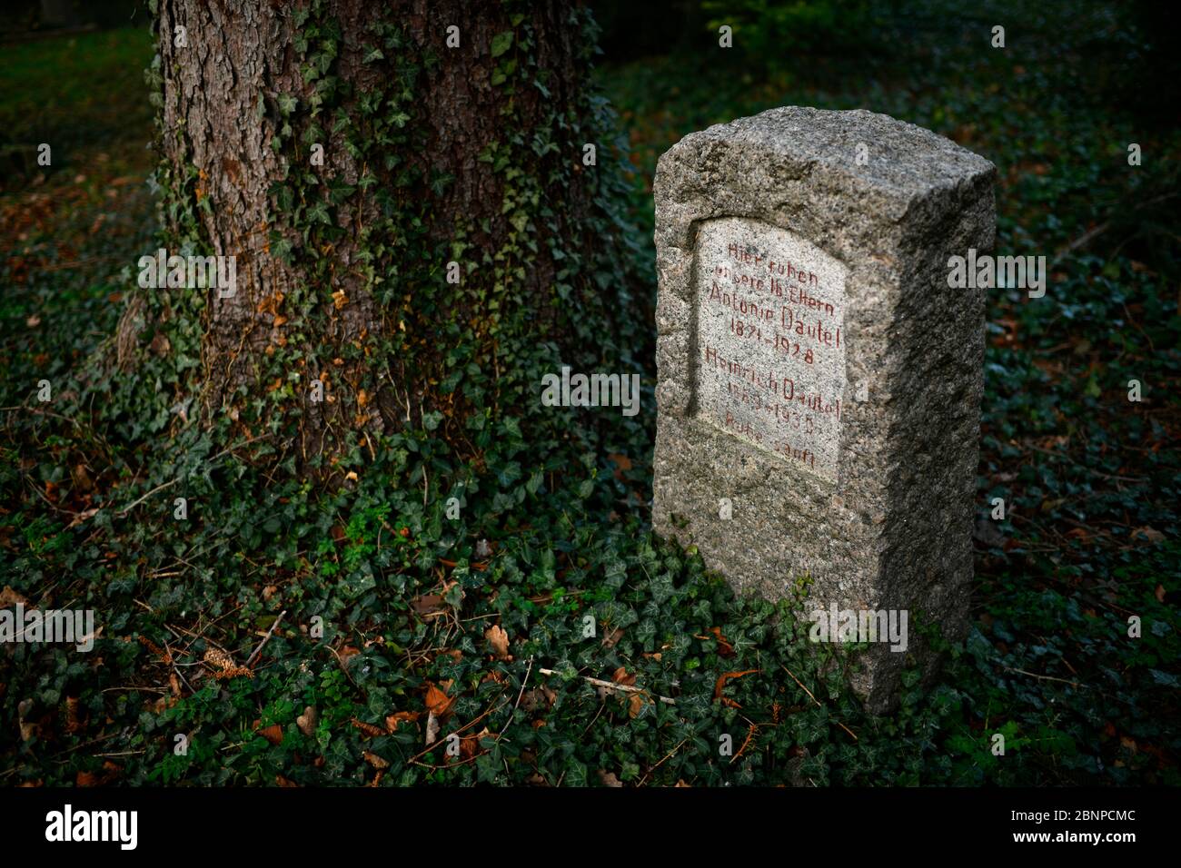 Grabstein für Eltern, Alter Friedhof, Fellbach, Baden-Württemberg, Deutschland Stockfoto