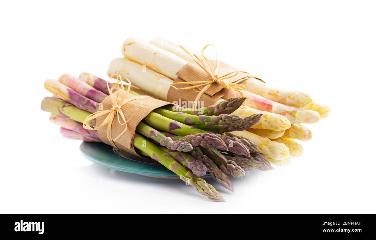 Grünen und weißen Spargel vor einem weißen Hintergrund Stockfoto