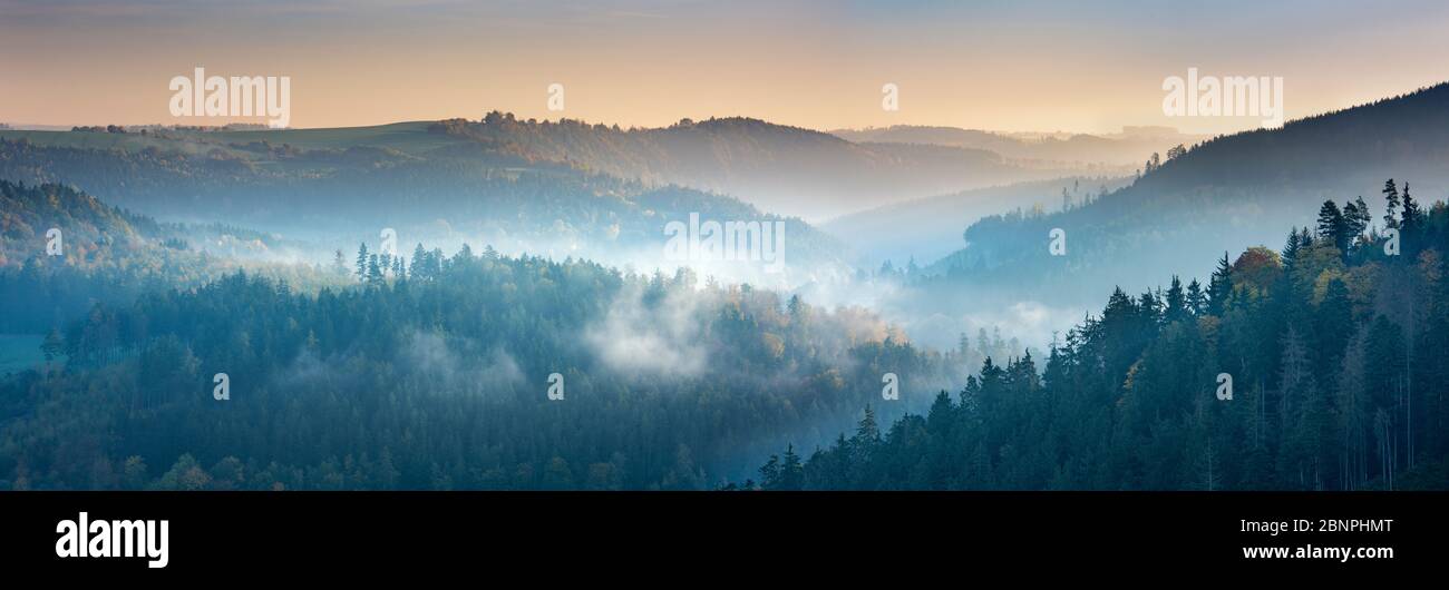 Hügelige Landschaft mit Nebel an der Hohenwartsalsperre bei Sonnenaufgang im Herbst, Obere Saale, Naturpark Thüringer Schiefergebirge, Thüringen, Deutschland Stockfoto