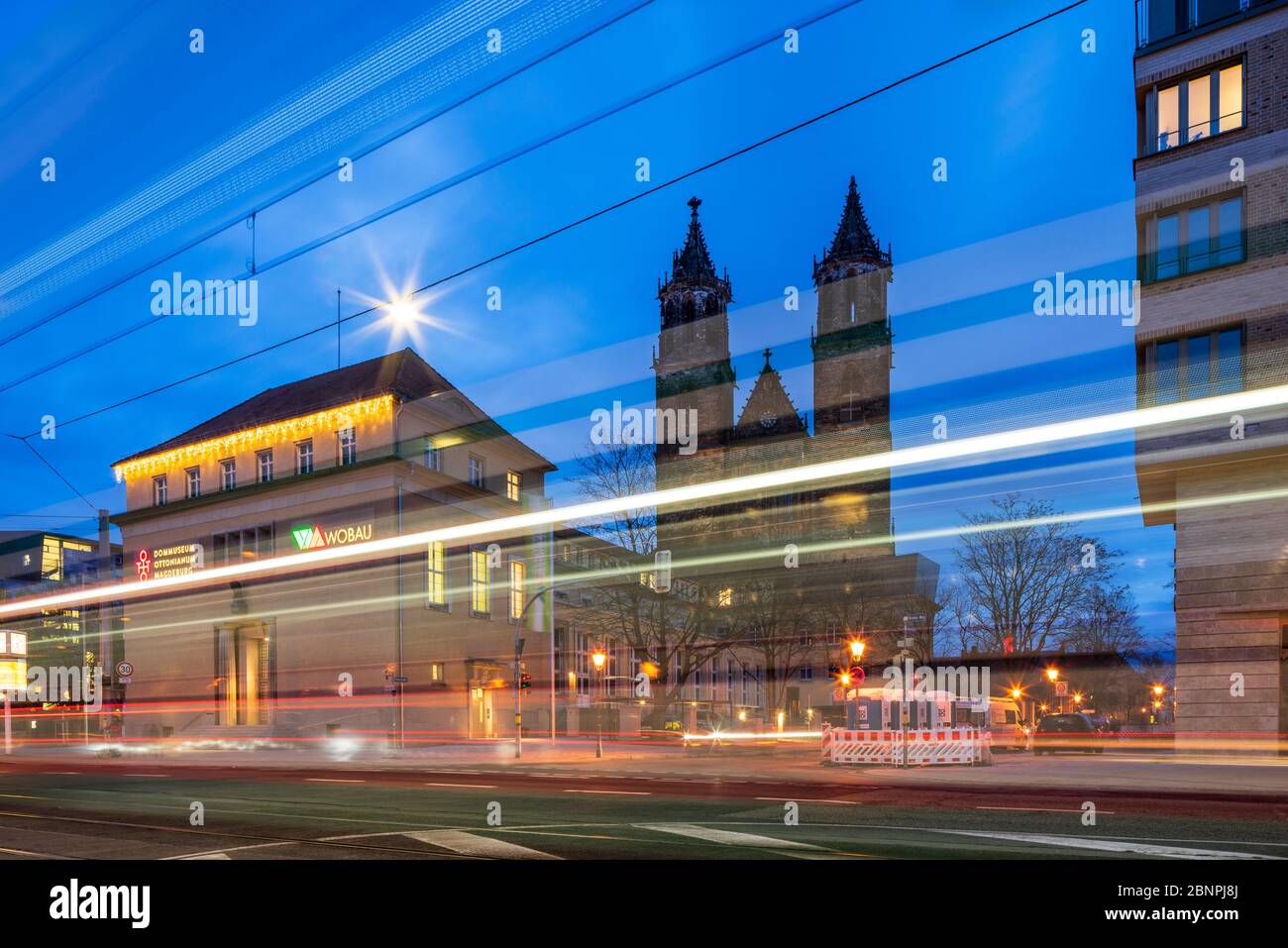 Deutschland, Sachsen-Anhalt, Magdeburg, der Magdeburger Dom, vor den Lichtwegen der Straßenbahn, Nachtaufnahme Stockfoto