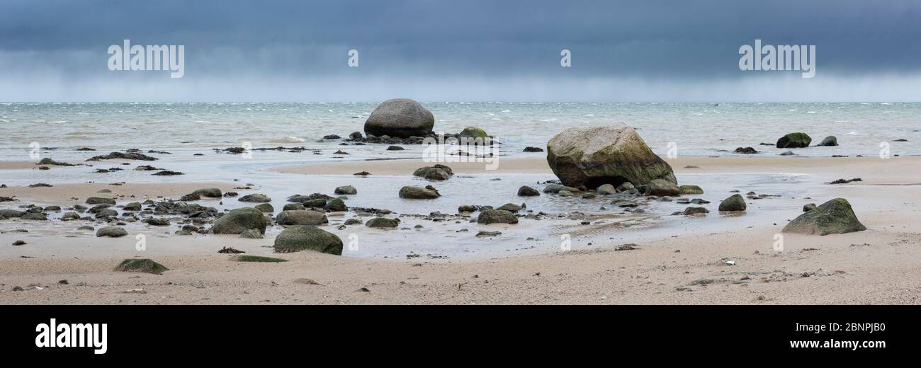 Panorama, Sandstrand mit Felsbrocken, Steine am Ostseestrand, wolkiger Himmel und Regenschauer, stürmisches Meer, bei Wismar, Mecklenburg-Vorpommern, Deutschland Stockfoto