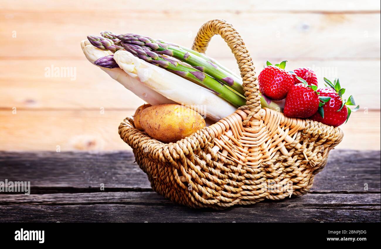 Spargel, Erdbeeren und Spargelkartoffeln in einem Korb Stockfoto