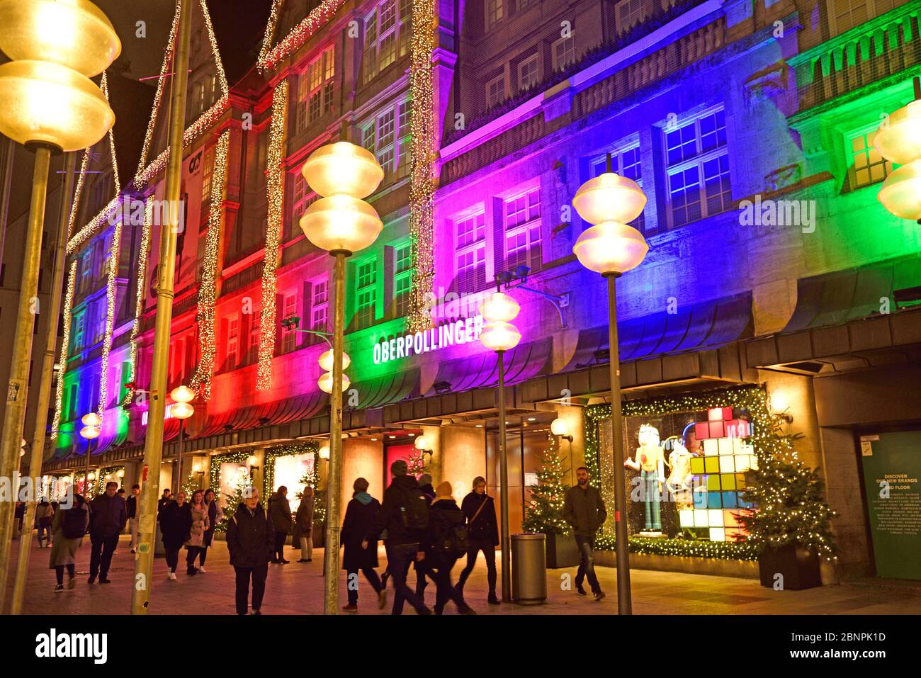 Europa, Deutschland, Bayern, München, Stadt, Kaufinger Straße, Oberpollinger Kaufhaus mit Weihnachtsschmuck, traditionelles Kaufhaus, Stockfoto
