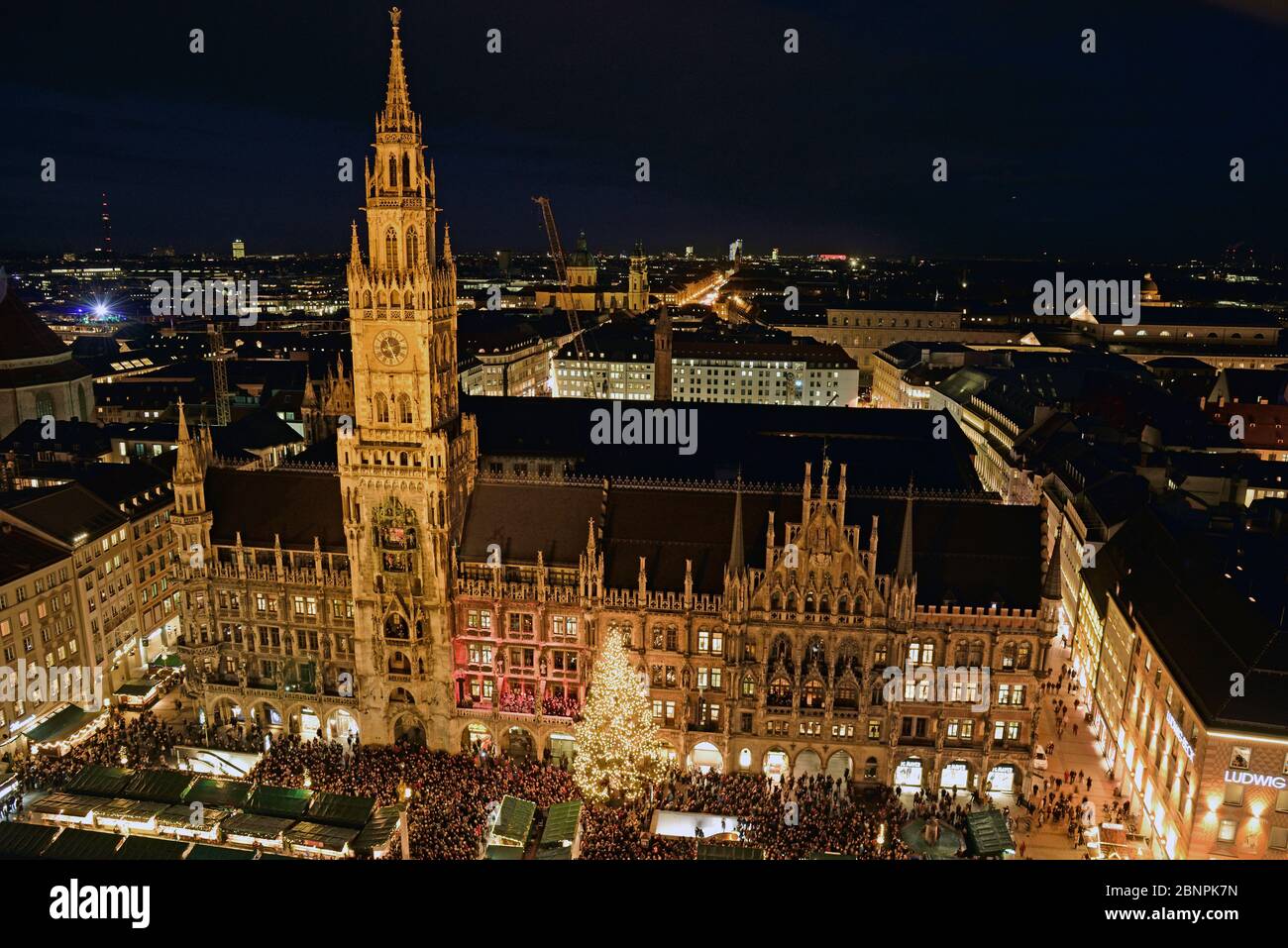 Europa, Deutschland, Bayern, München, Blick von St. Peter, Marienplatz, Weihnachten, Neues Rathaus, Abend, Weihnachtsmarkt, Weihnachtsbaum, Stockfoto