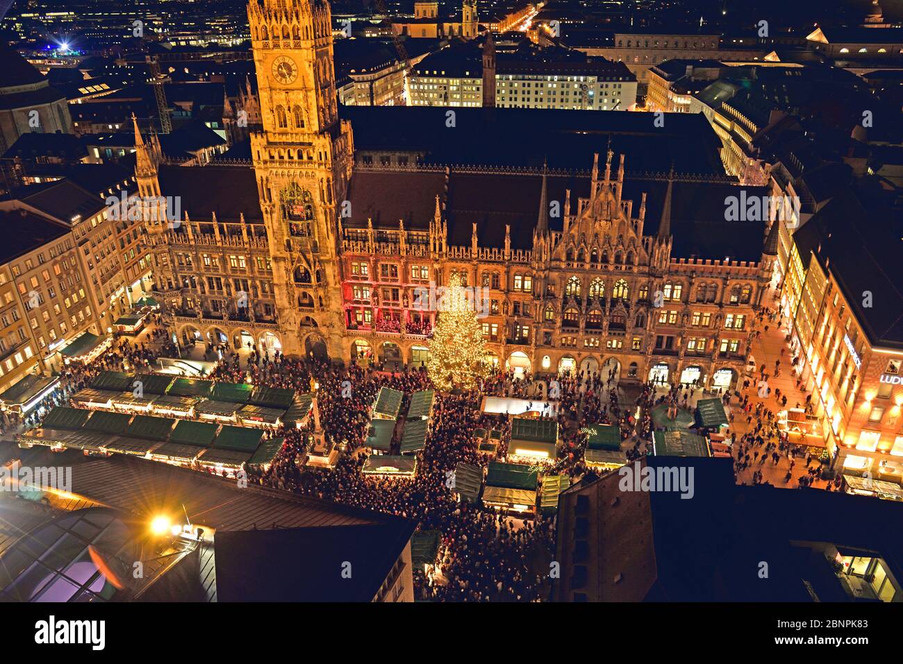 Europa, Deutschland, Bayern, München, Blick von St. Peter, Marienplatz, Weihnachten, Neues Rathaus, Abend, Weihnachtsmarkt, Weihnachtsbaum, Stockfoto