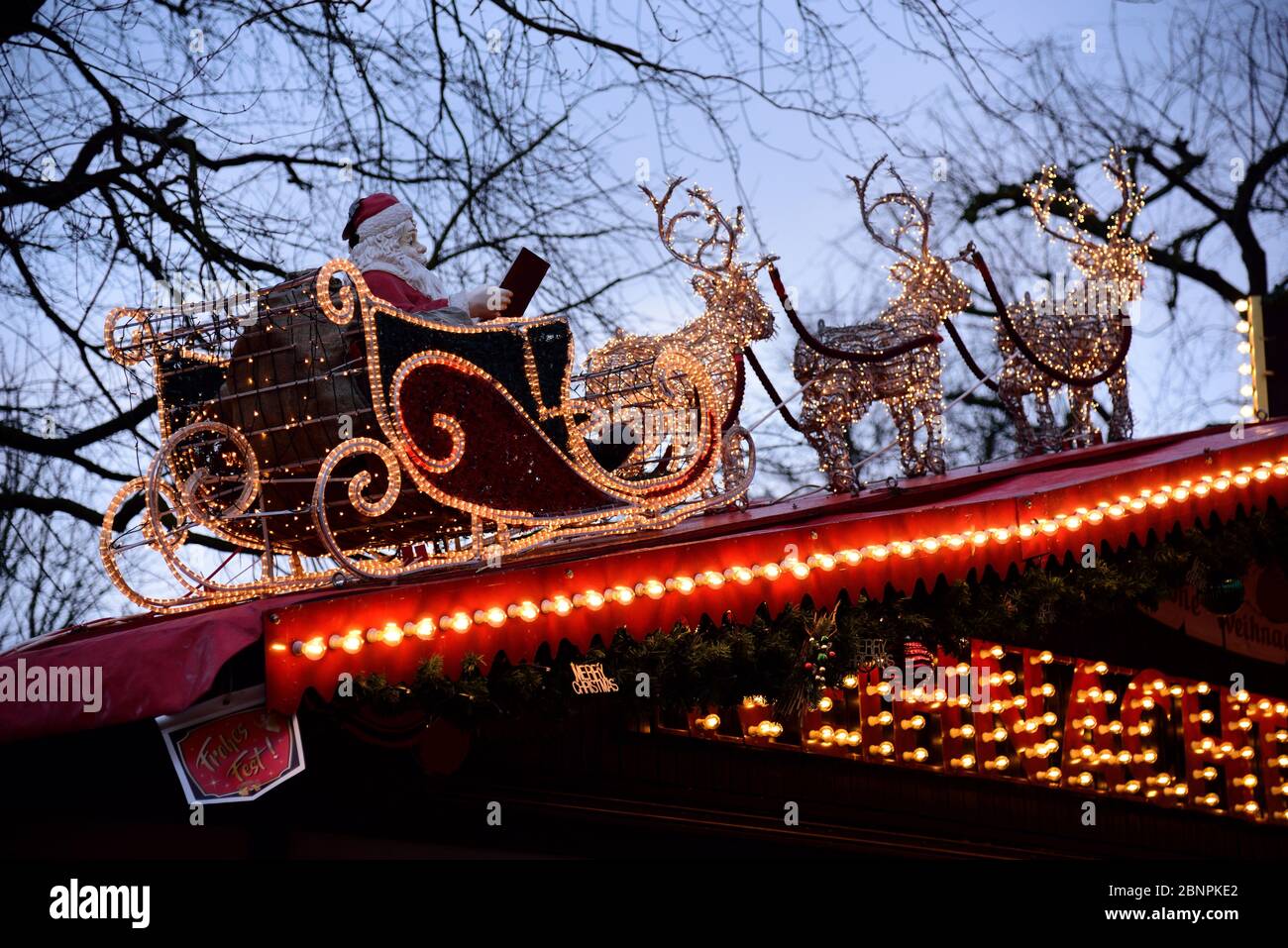 Europa, Deutschland, Hamburg, Harburg, Weihnachtsmarkt vor dem Rathaus, Rentierschlitten, Stockfoto