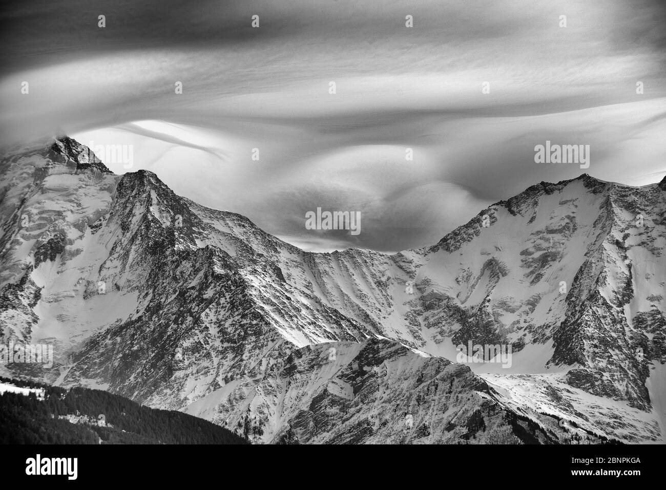 Frankreich, Haute-Savoie, Alpen, Mont Blanc Bergkette mit verschiedenen Wolken Stockfoto