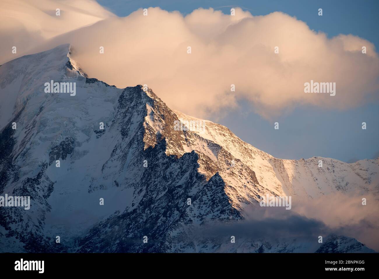 Frankreich, Haute-Savoie, Alpen, Mont Blanc Bergkette mit verschiedenen Wolken Stockfoto