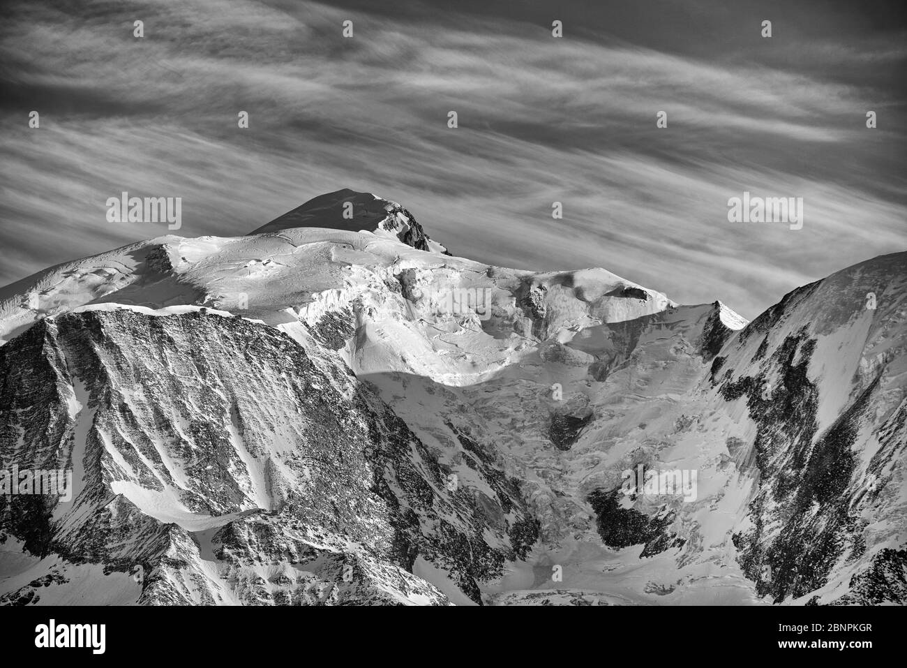 Frankreich, Haute-Savoie, Alpen, Mont Blanc (4807 m) und Mont Blanc Bergkette mit Wolken Stockfoto