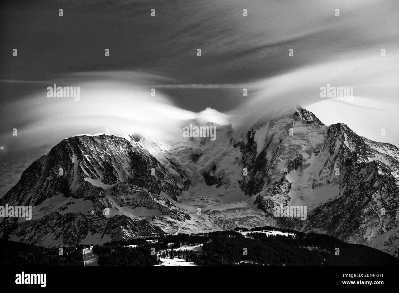 Frankreich, Haute-Savoie, Alpen, Mont Blanc Bergkette mit Linsenwolken Stockfoto