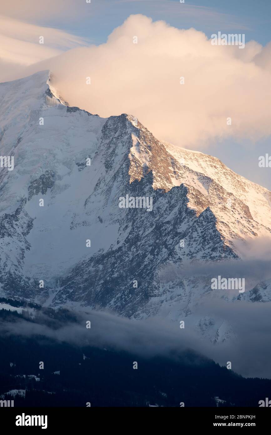 Frankreich, Haute-Savoie, Alpen, Mont Blanc Bergkette mit verschiedenen Wolken Stockfoto