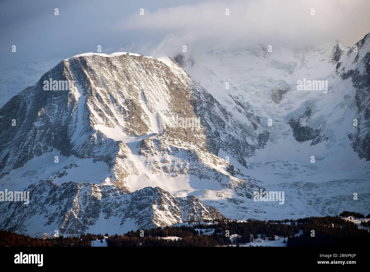 Frankreich, Haute-Savoie, Alpen, Mont Blanc Bergkette mit Wolken Stockfoto