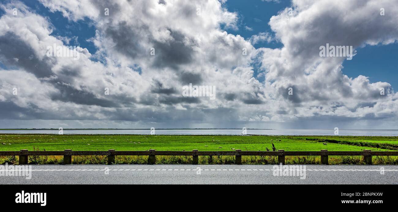 Straße auf dem Damm nach Rømø, Dänemark Stockfoto