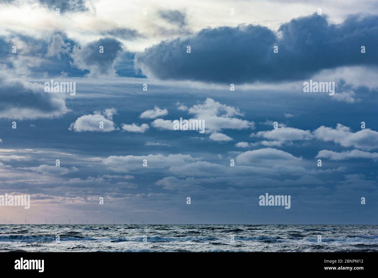 Dunkle Wolken über dem Horizont des Ozeans Stockfoto