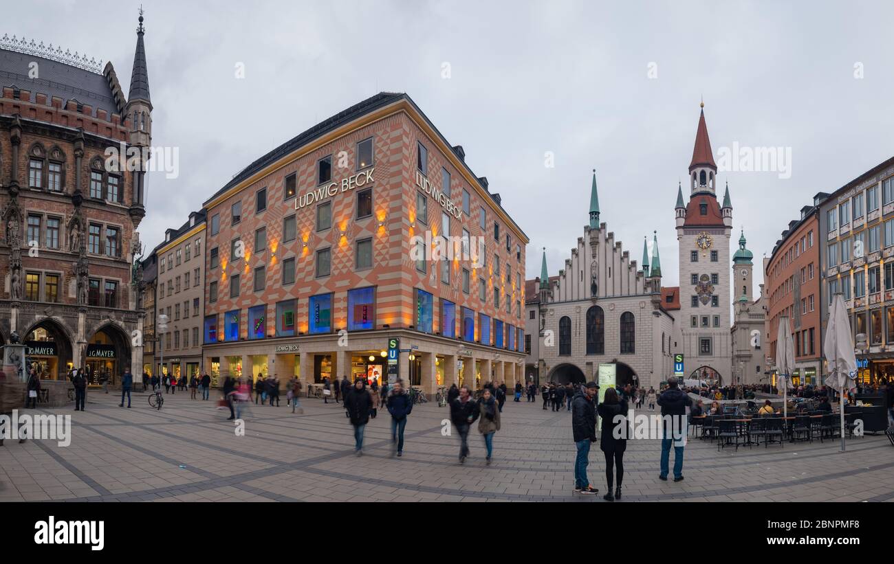 Münchner Marienplatz mit dem alten Rathaus in der Abenddämmerung Stockfoto