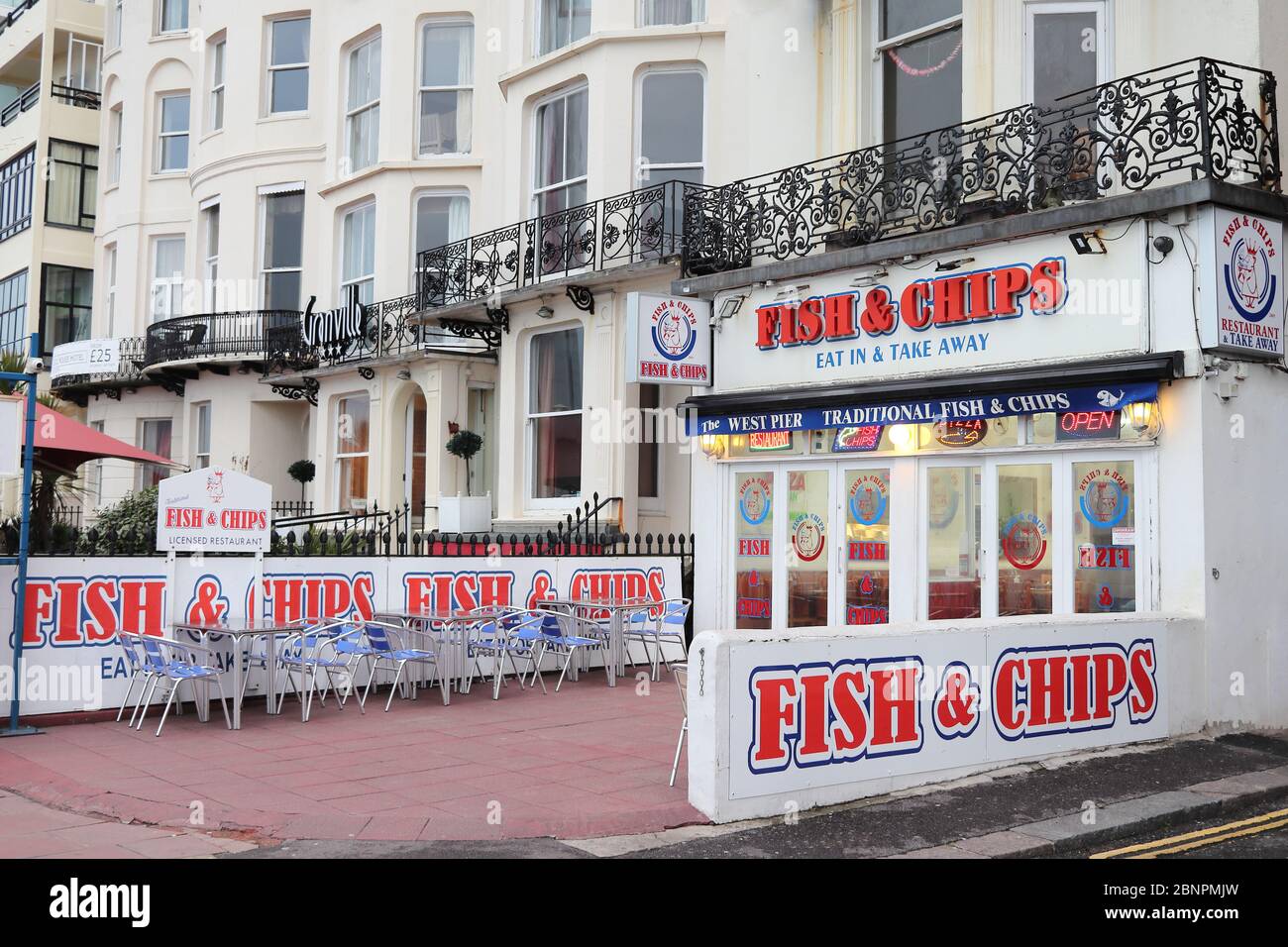 Fish and Chips zum Mitnehmen im Badeort Brighton, East Sussex, Großbritannien. Stockfoto