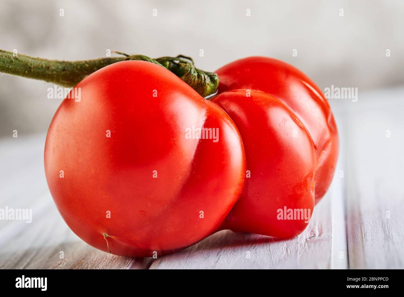 Hässliches Obst oder Gemüse. Stark fehlgeformte Mutante Tomate