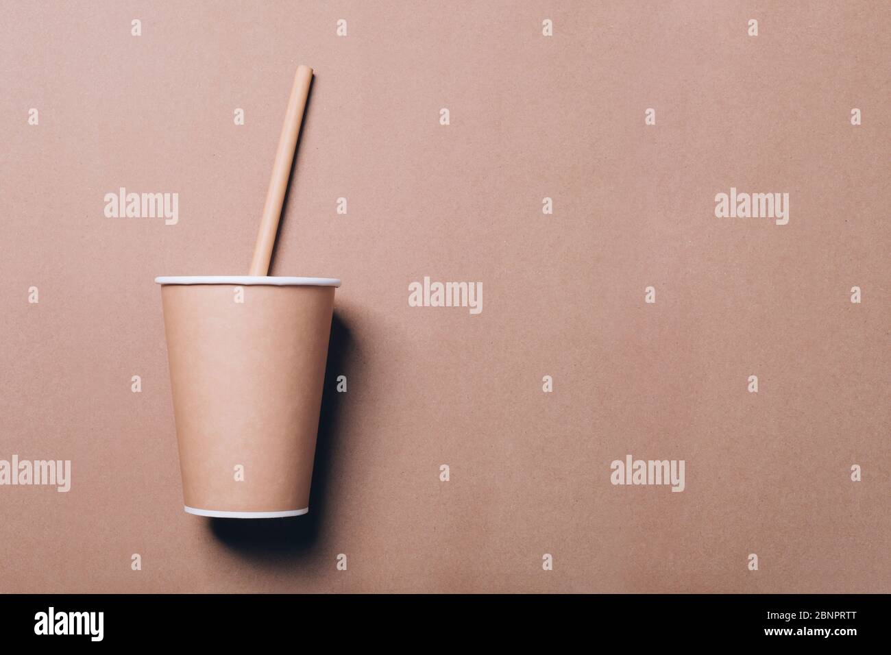 Zum Mitnehmen Kaffeebecher mit Bambus Trinkhalm auf Naturpapier Hintergrund. Zero Waste, nachhaltiges Lifestyle-Konzept. Flaches Layout, Draufsicht mit Kopierfläche Stockfoto
