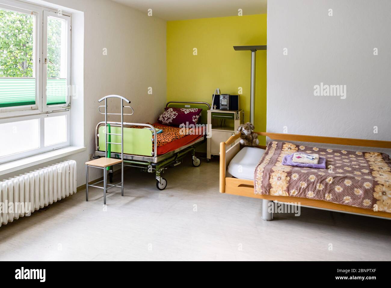 Berlin. Mai 2020. Das Foto vom 15. Mai 2020 zeigt einen Blick auf ein Zimmer in einer Quarantänestation für Obdachlose in der Hauptstadt Berlin. Die erste Quarantänestation COVID-19 für Obdachlose in Deutschland, die bis zu 16 Personen aufnehmen kann, wurde am Mittwoch in Berlin in Betrieb genommen. Kredit: Binh Truong/Xinhua/Alamy Live News Stockfoto