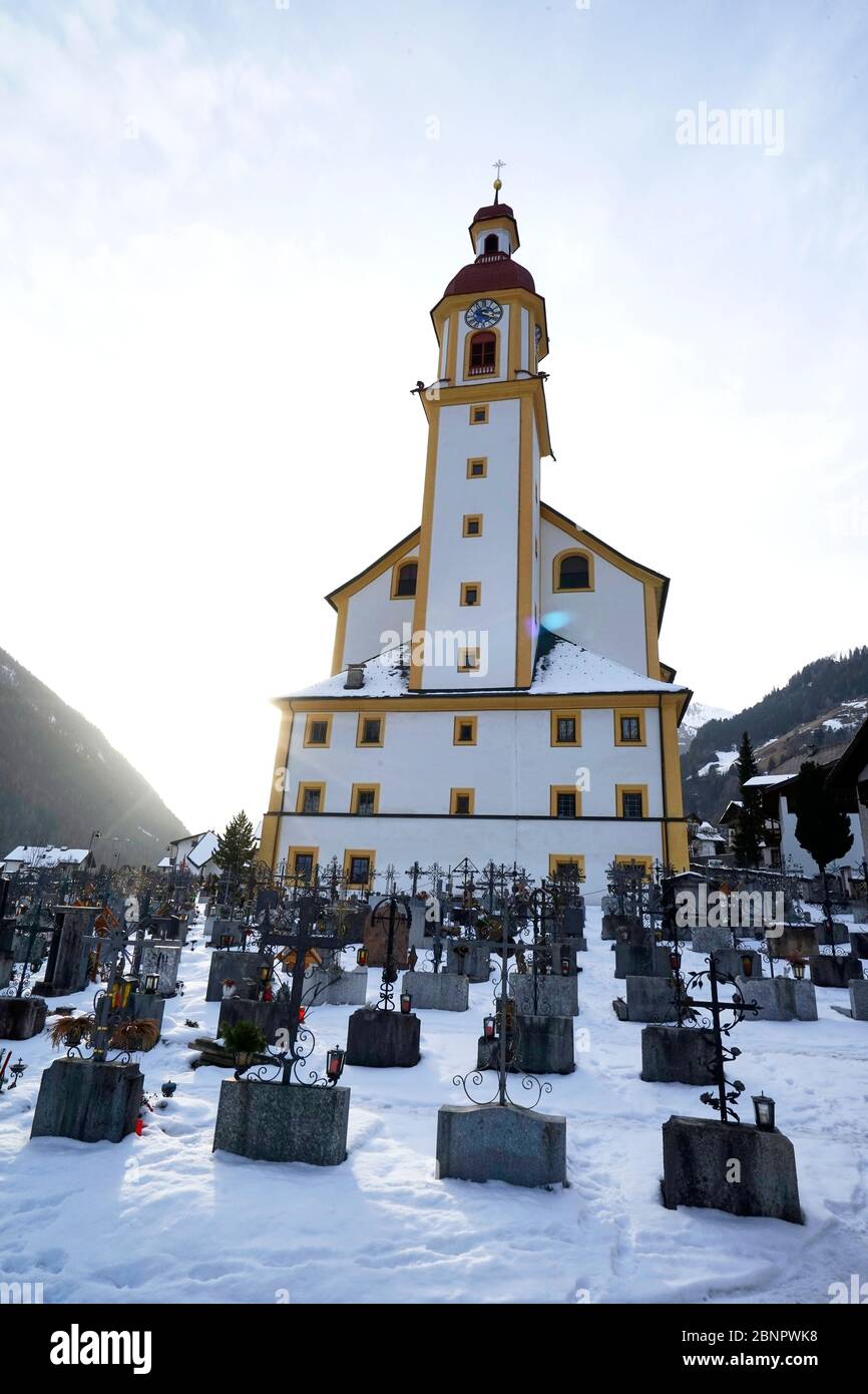 Österreich, Tirol, Stubaital, Neustift, Pfarrkirche St. Georg, Friedhof, im Winter Stockfoto