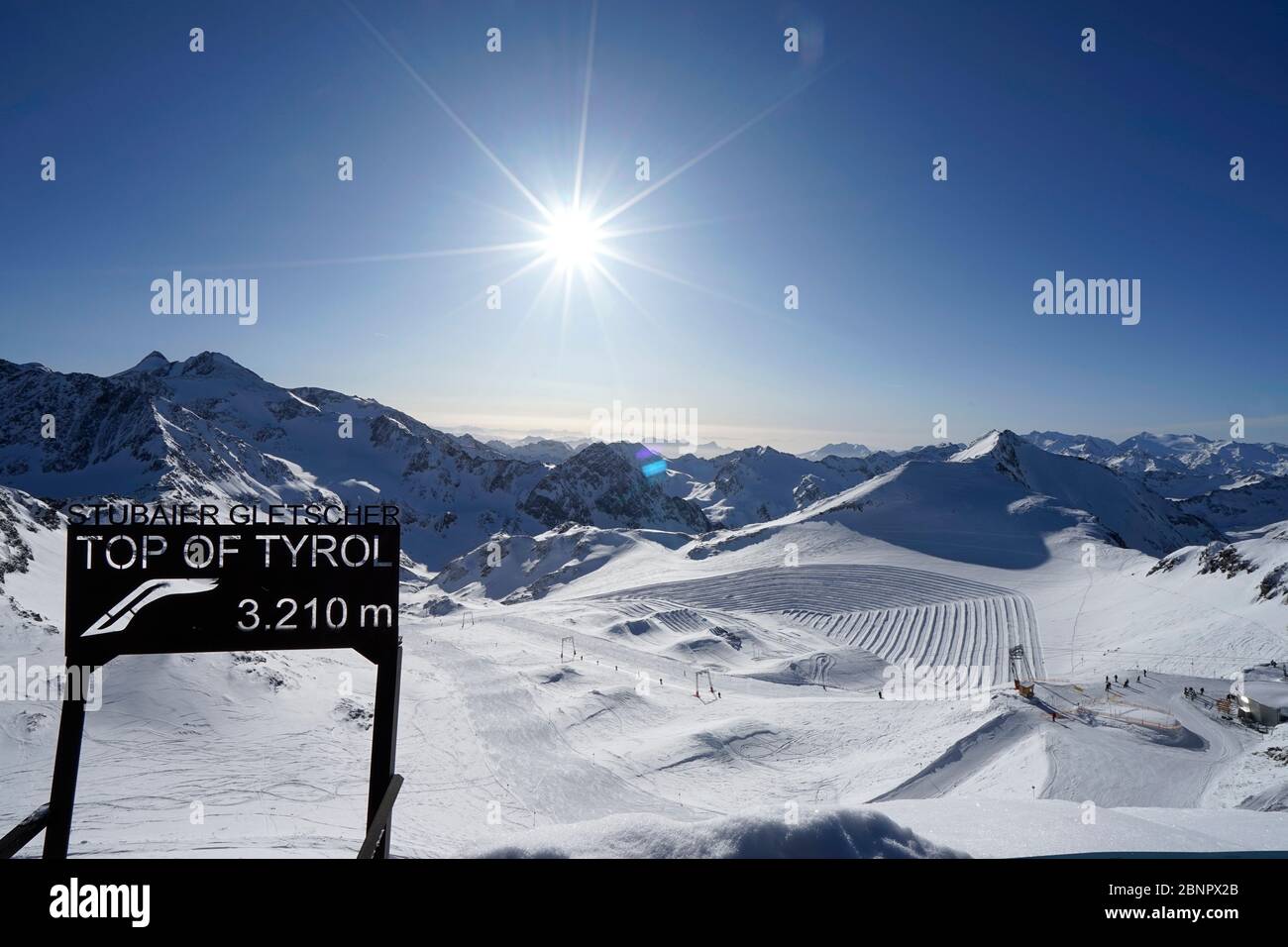 Österreich, Tirol, Stubaital, Stubaier Gletscher, Aussichtsplattform Top of Tyrol, 3210m, Schild, Skipiste Gaisskarferner, Sonne, Hinterlicht Stockfoto