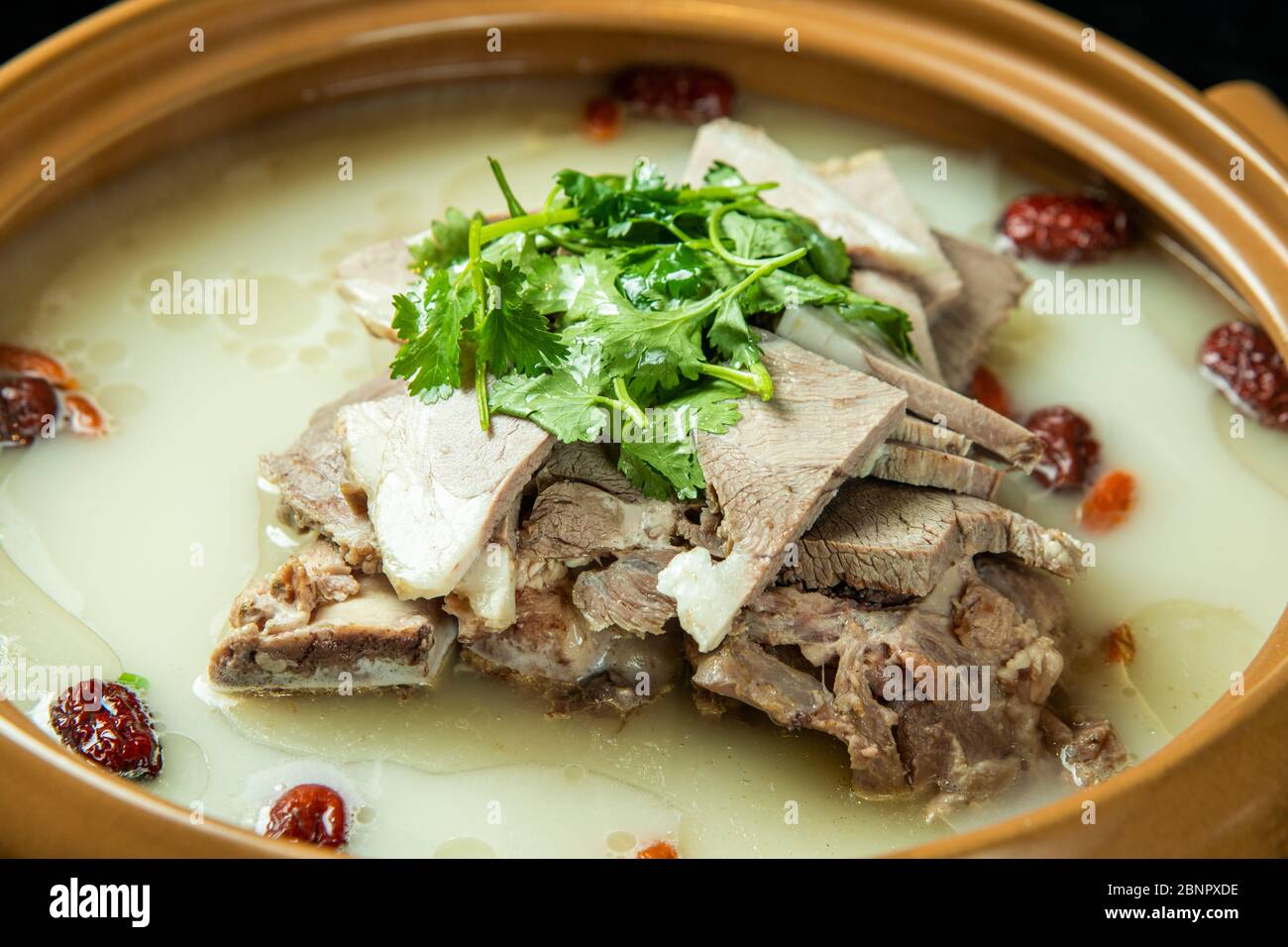 Ein Topf mit köstlicher chinesischer Hammelsuppe Stockfoto