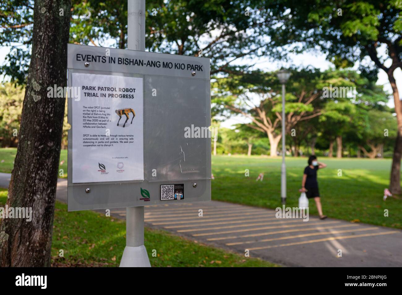 15.05.2020, Singapur, Republik Singapur, Asien - EIN Wegweiser in einem Park informiert über den Einsatz eines Park Patrol Roboters Trial inmitten der Corona-Krise. Stockfoto