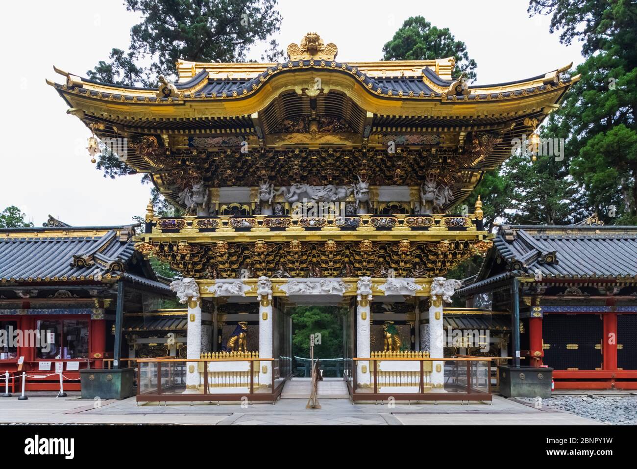 Japan, Honshu, Präfektur Tochigi, Nikko, Toshogu Schrein, Yomeimon Tor Stockfoto