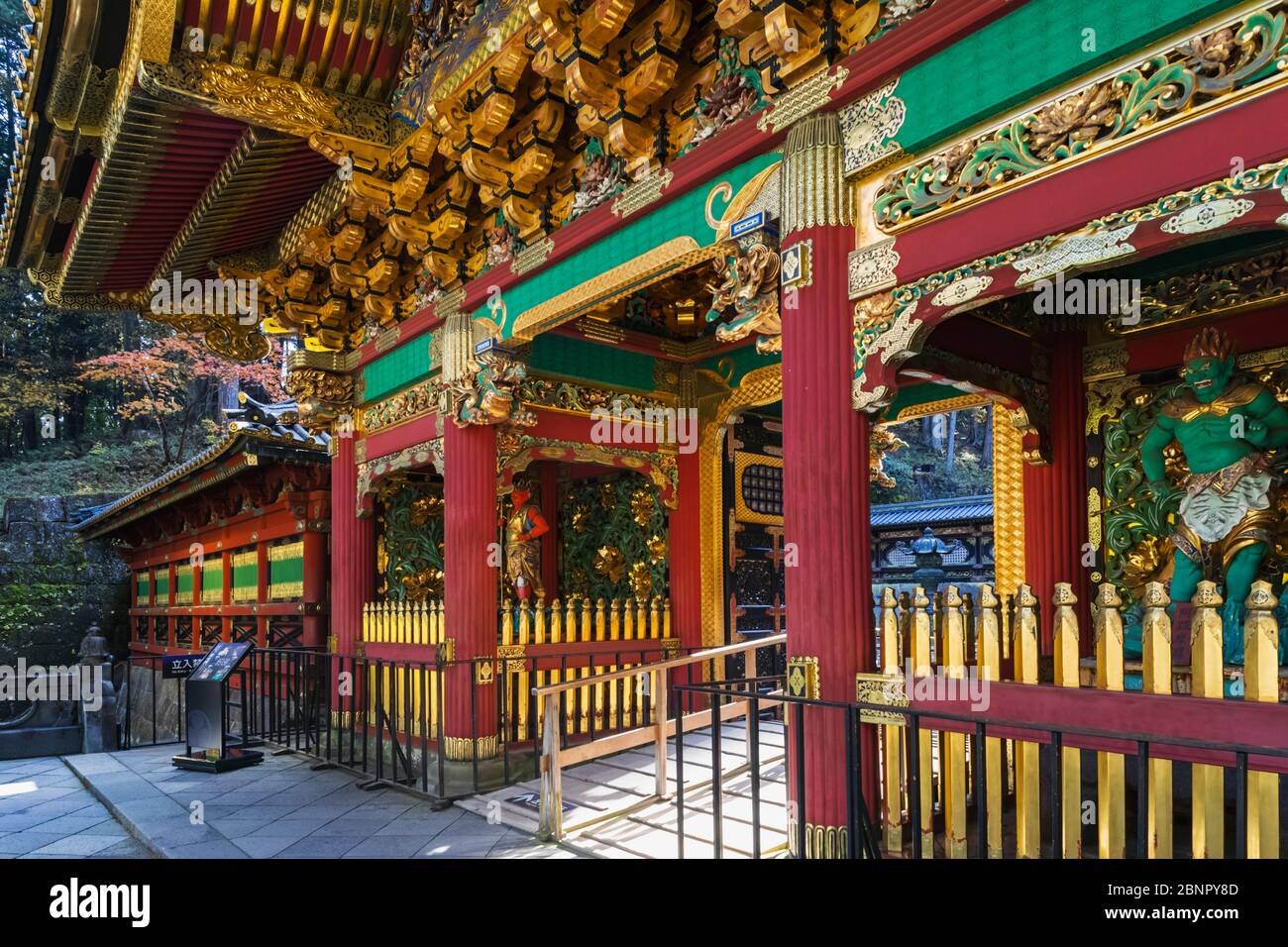 Japan, Honshu, Präfektur Tokigi, Nikko, Rinnoji-Tempel, Eingangstor zum Taiyuin-Mausoleum Stockfoto