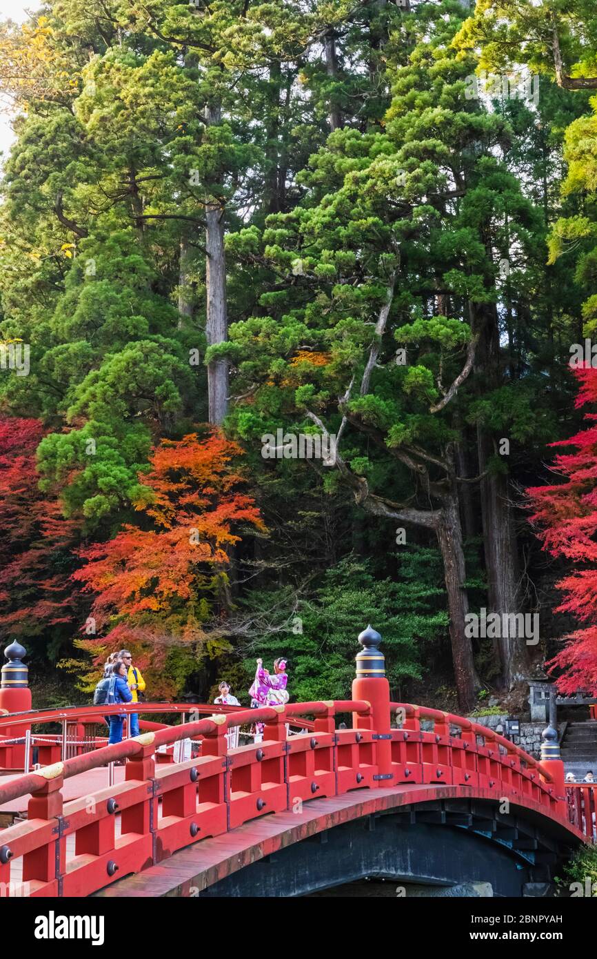 Japan, Honshu, Präfektur Tokigi, Nikko, Shinkyo-Brücke und Fluss Daiya Stockfoto