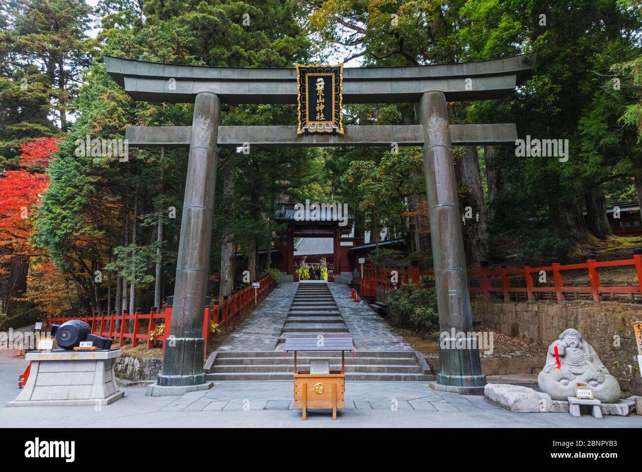 Japan, Honshu, Präfektur Tokigi, Nikko, Eingangstor Des Futarasan-Schreins Stockfoto