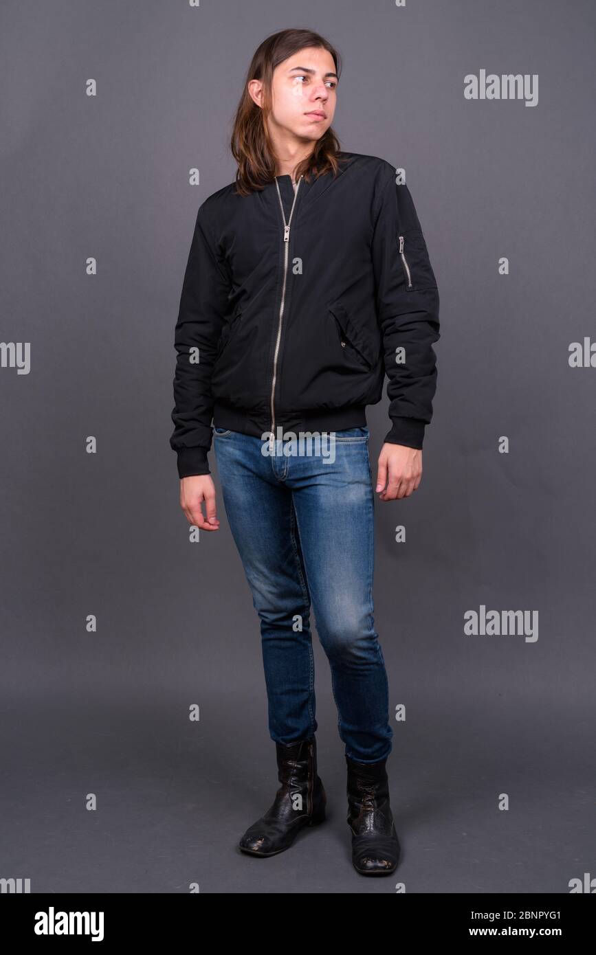 Junger schöner androgyner Mann mit langen Haaren Stockfoto