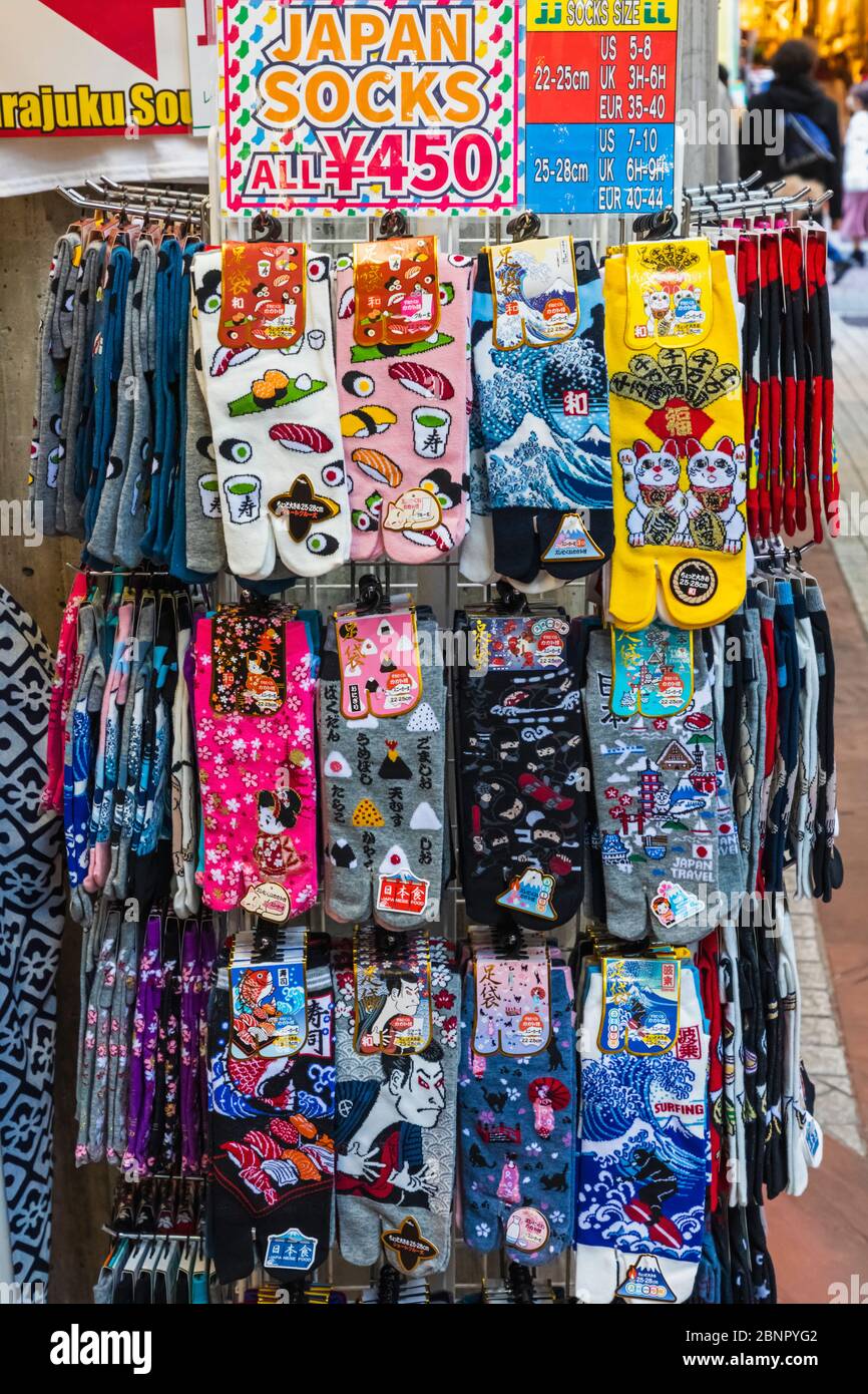 Japan, Honshu, Tokio, Harajuku, Takeshita Dori, Buntes Kleidungsdisplay japanischer Socken Stockfoto
