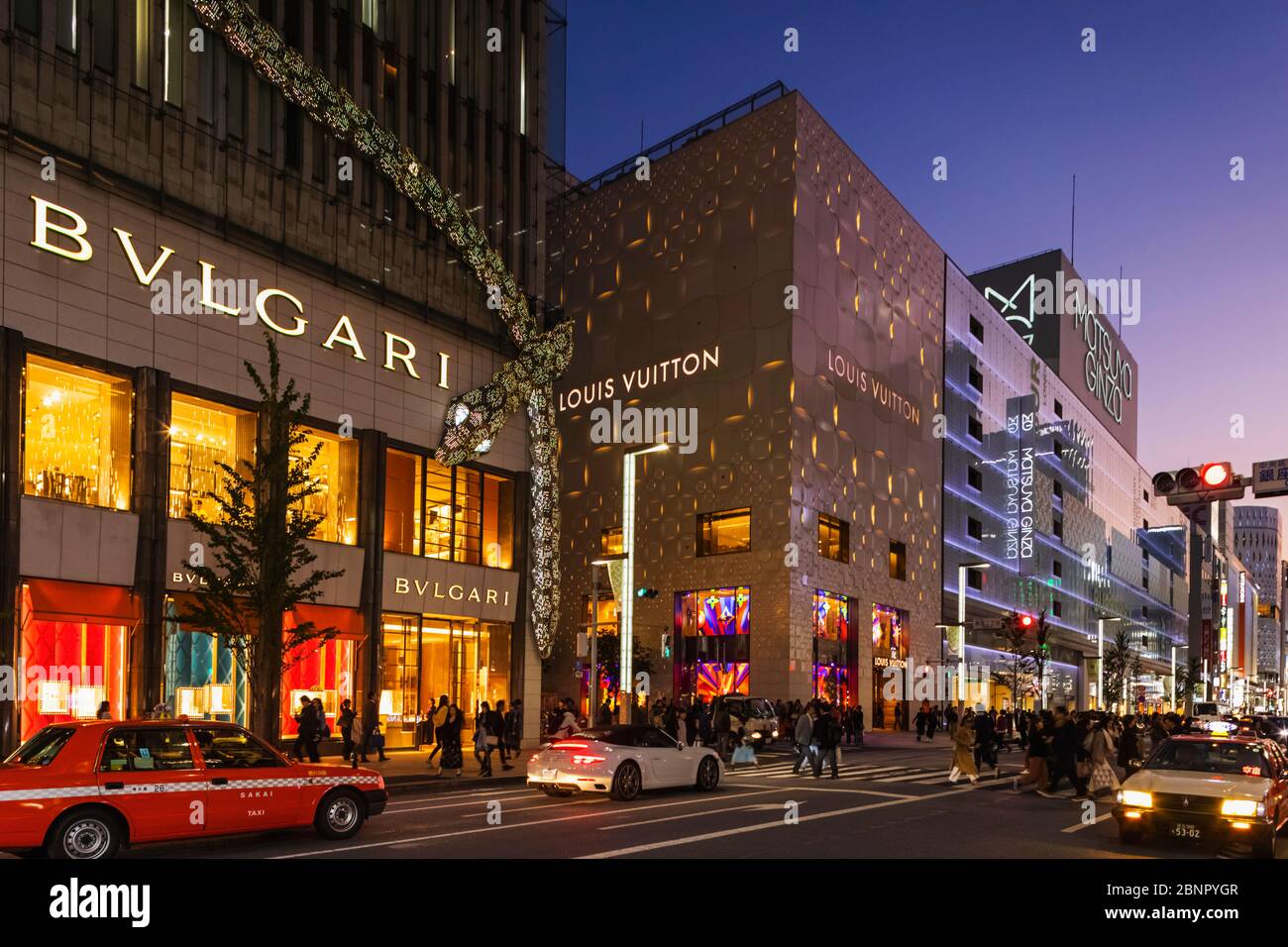 Japan, Honshu, Tokio, Ginza, Chuo-dori Shopping Street at Night, Bvlgari und Louis Vuitton und Matsuya Kaufhäuser Stockfoto