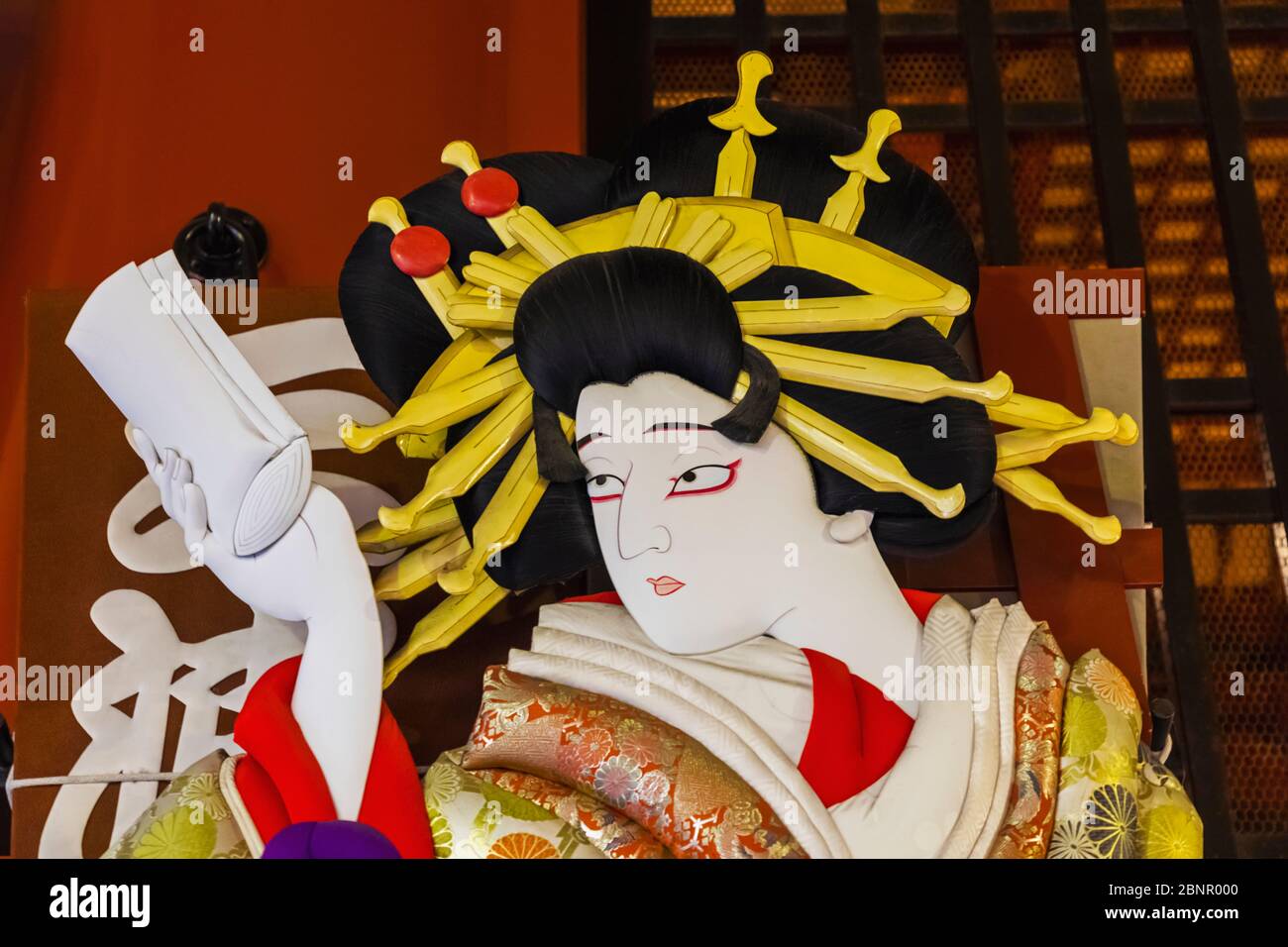 Japan, Honshu, Tokio, Asakusa, Sensoji-Tempel, Giant Hagoita Bat eines Kabuki-Schauspielers, der einen Oiran (Hochklassig Geisha) darstellt Stockfoto