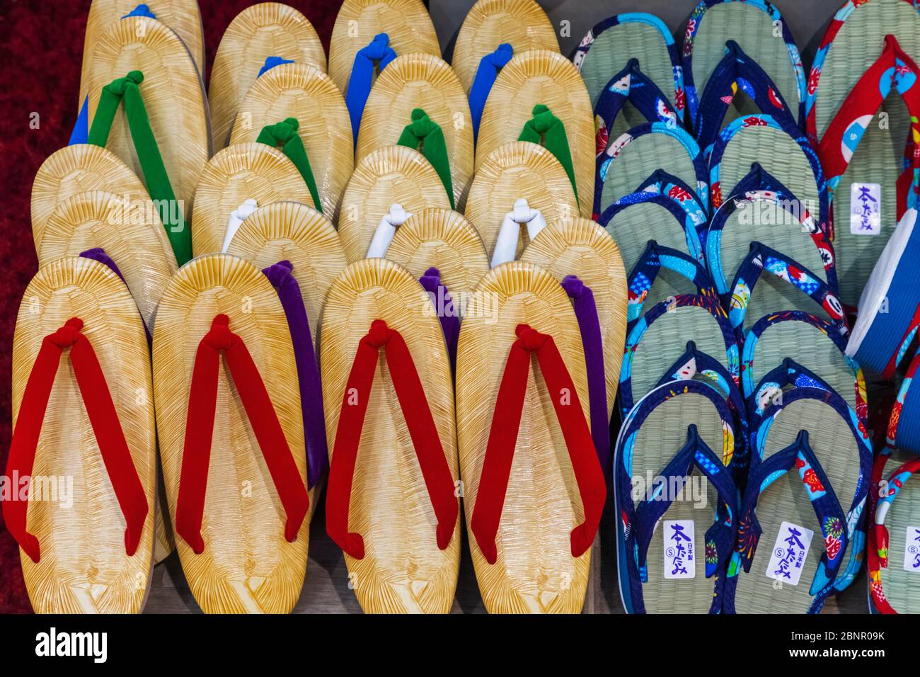 Japan, Honshu, Tokio, Asakusa, Shoe Shop Display der Traditionellen Tabi Sandalen Stockfoto