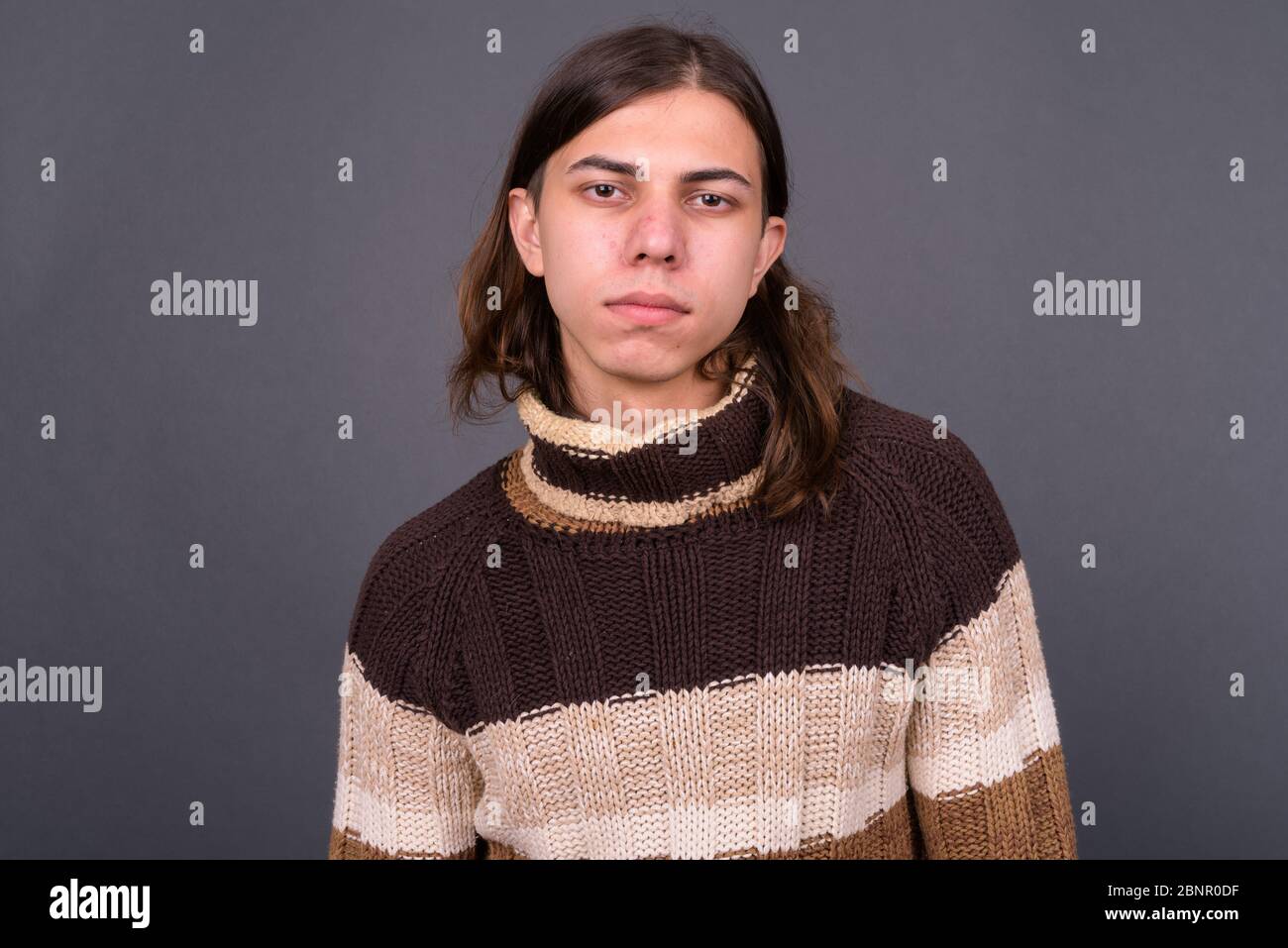 Junger androgyner Mann mit langen Haaren bereit für den Winter Stockfoto