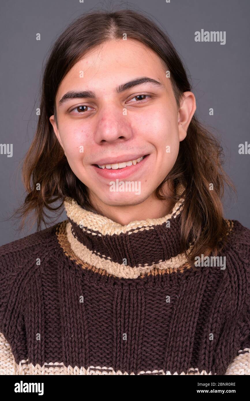 Junger androgyner Mann mit langen Haaren bereit für den Winter Stockfoto