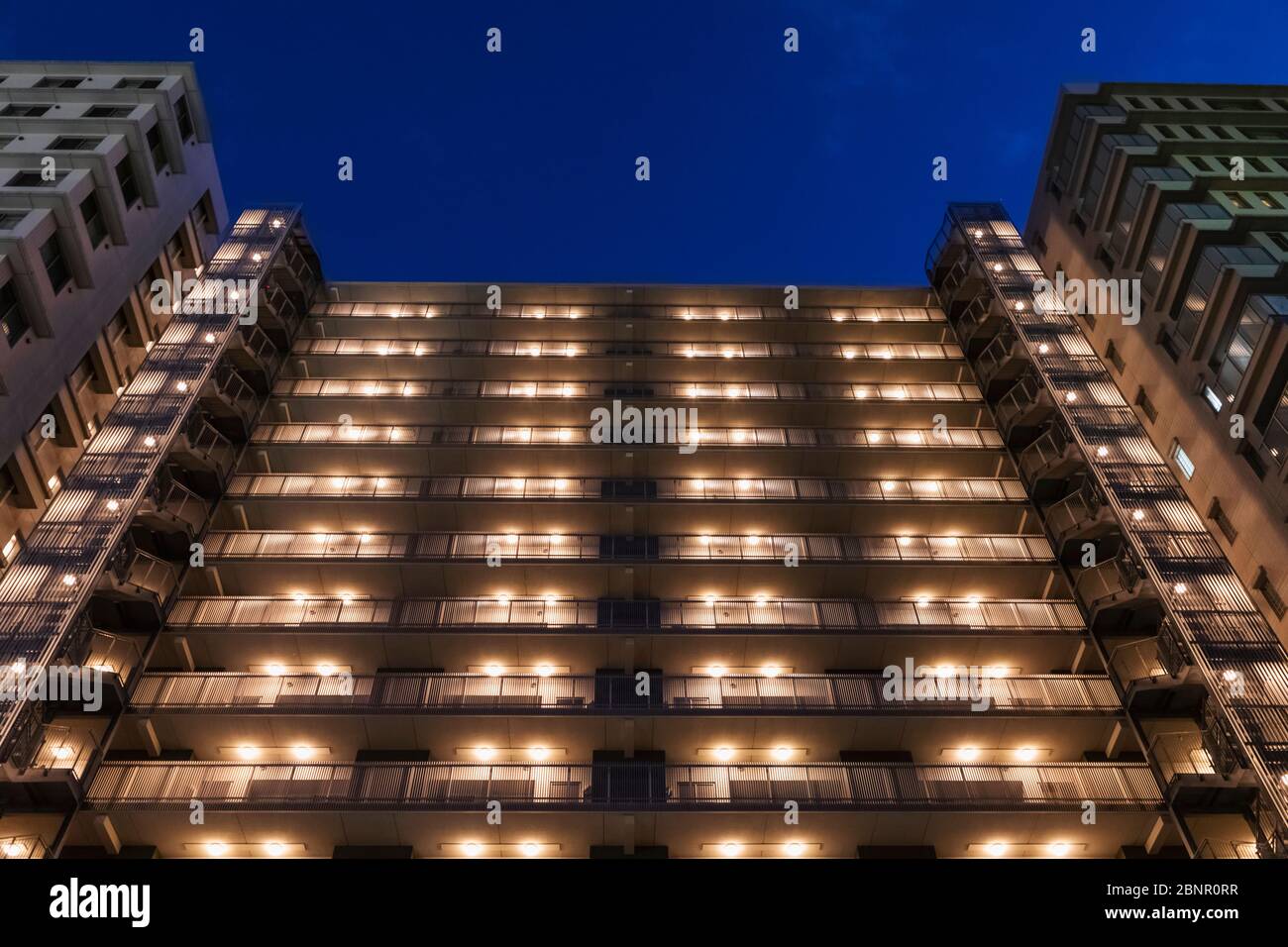 Japan, Honshu, Tokio, Toyosu, Shinonome, Hochhaus Mit Blockdetails Stockfoto