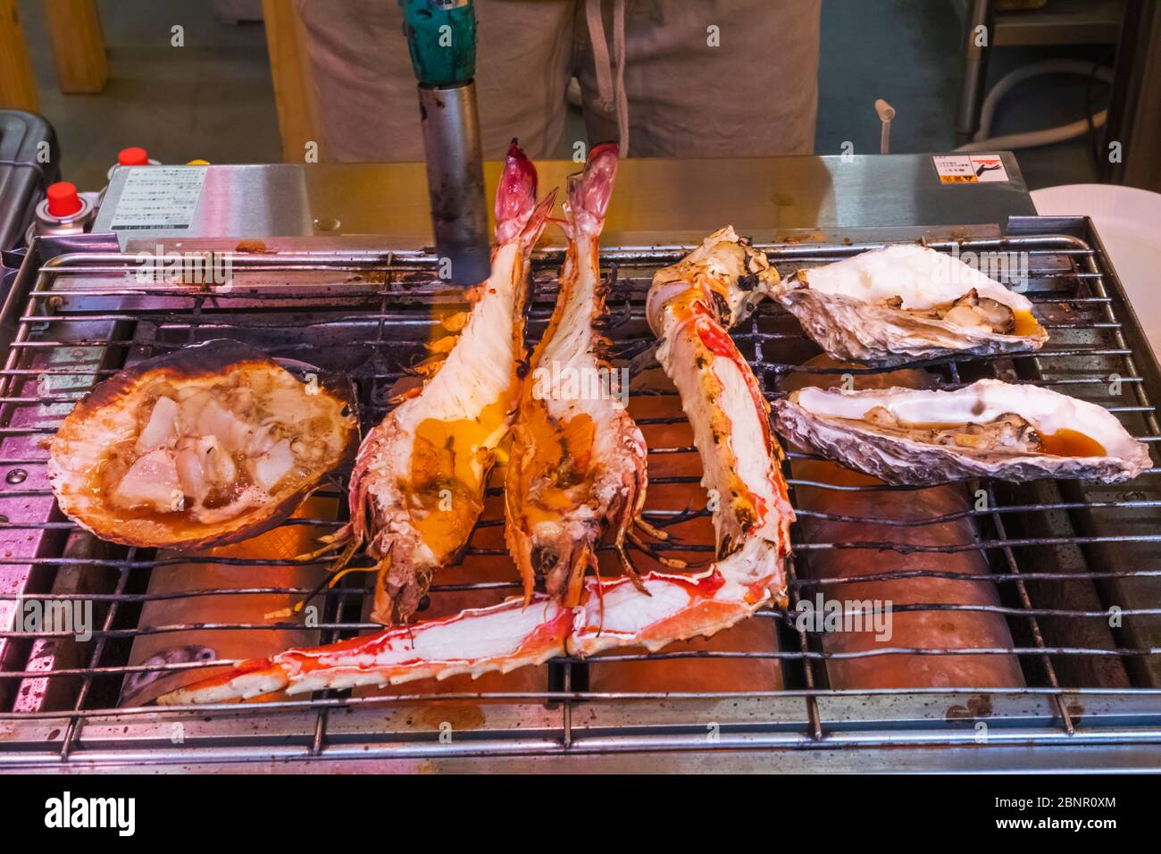 Japan, Honshu, Tokio, Tsukiji, Tsukiji Outer Market, Meeresfrüchte-Shop, Der Schalentiere Zubereitet Stockfoto