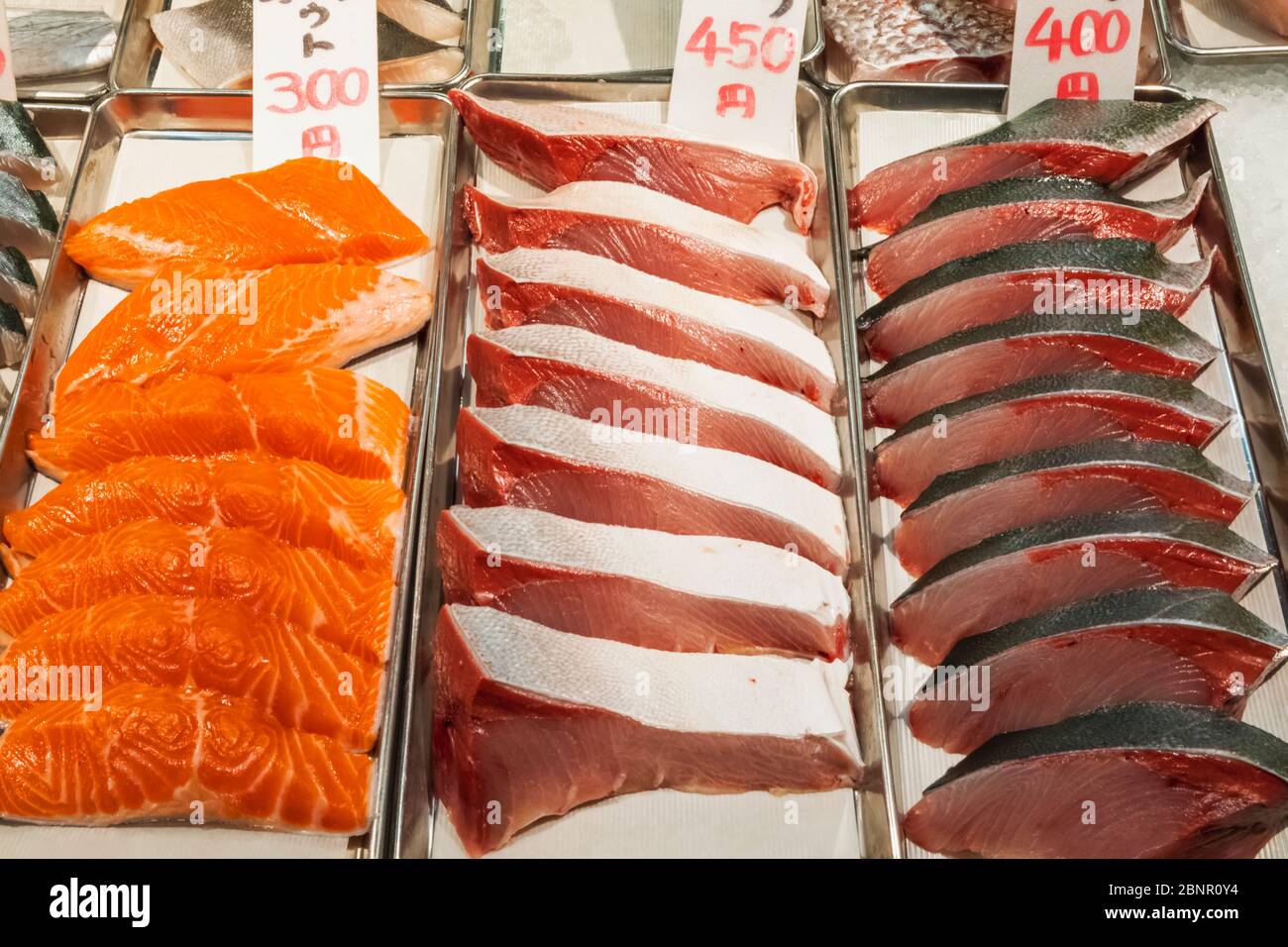 Japan, Honshu, Tokio, Tsukiji, Tsukiji Outer Market, Seafood Shop Anzeige Frischer Fischscheiben Stockfoto