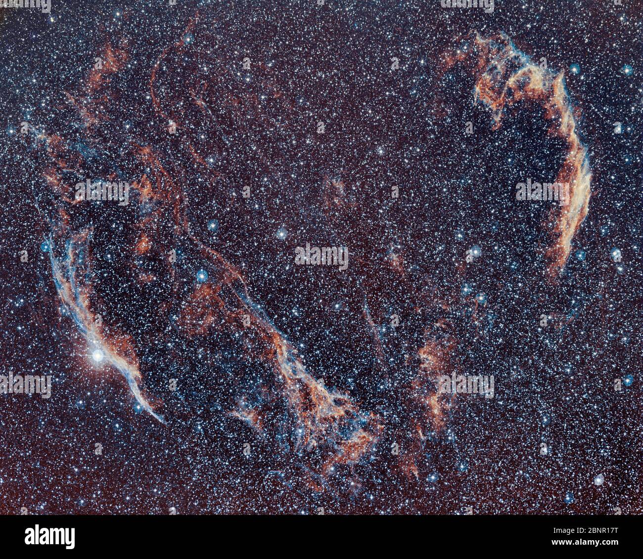 NGC 6995 der Schleiernebel in Cygnus aufgenommen in Schmalband aus London, Großbritannien Stockfoto